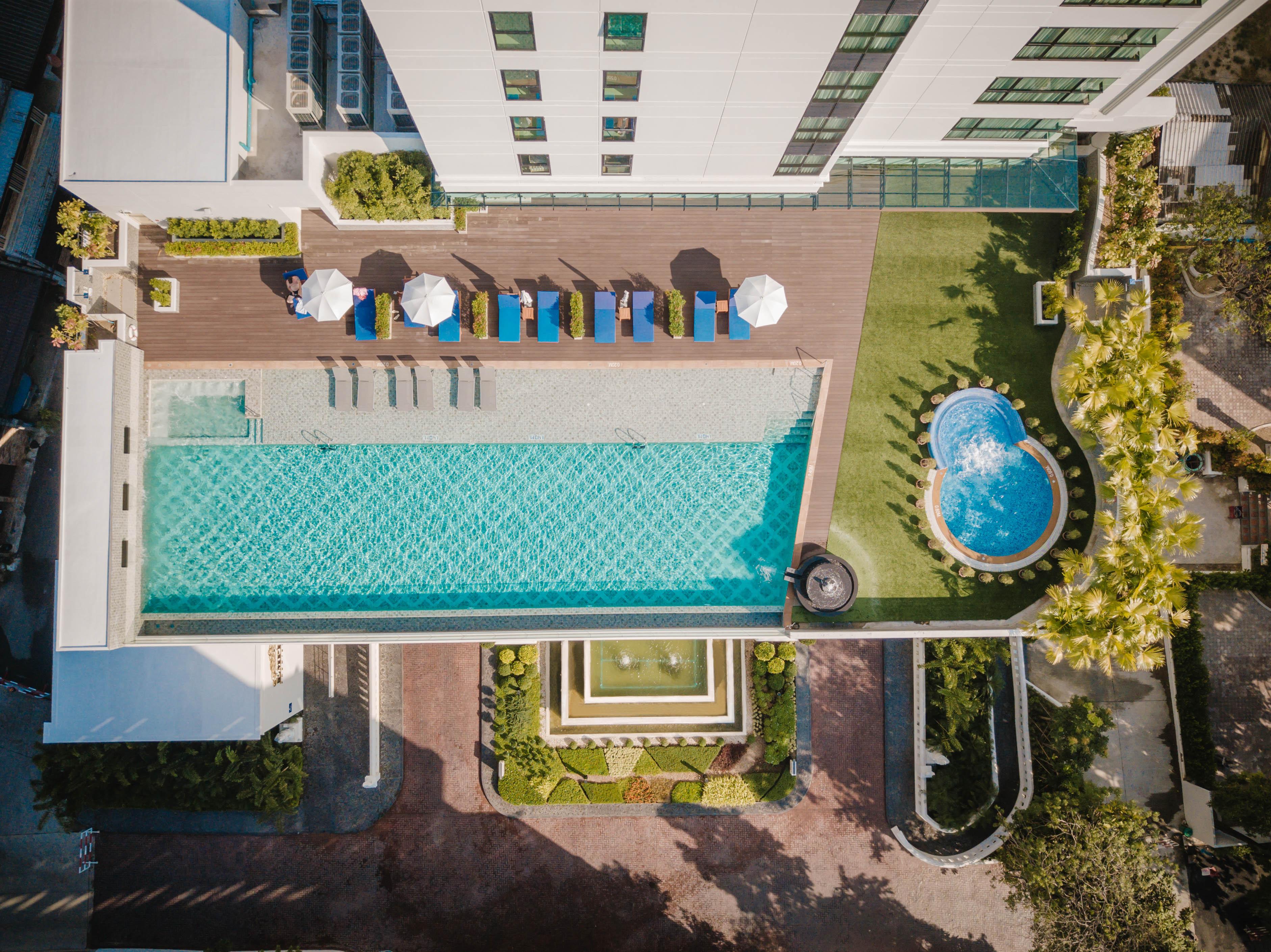 The Empress Premier Chiang Mai - Sha Extra Plus Eksteriør billede Aerial view of the pool at the hotel