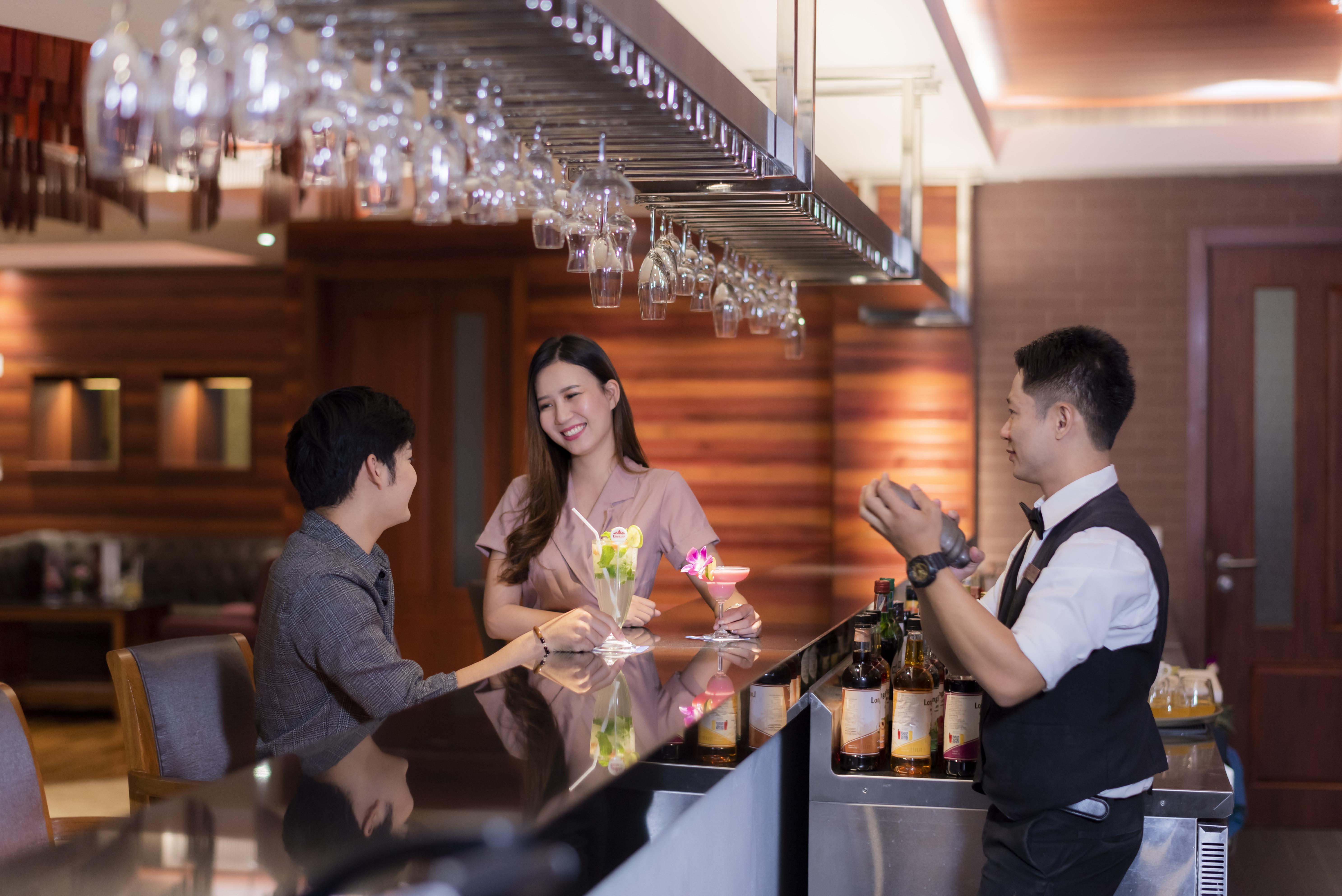 The Empress Premier Chiang Mai - Sha Extra Plus Eksteriør billede A bartender at work