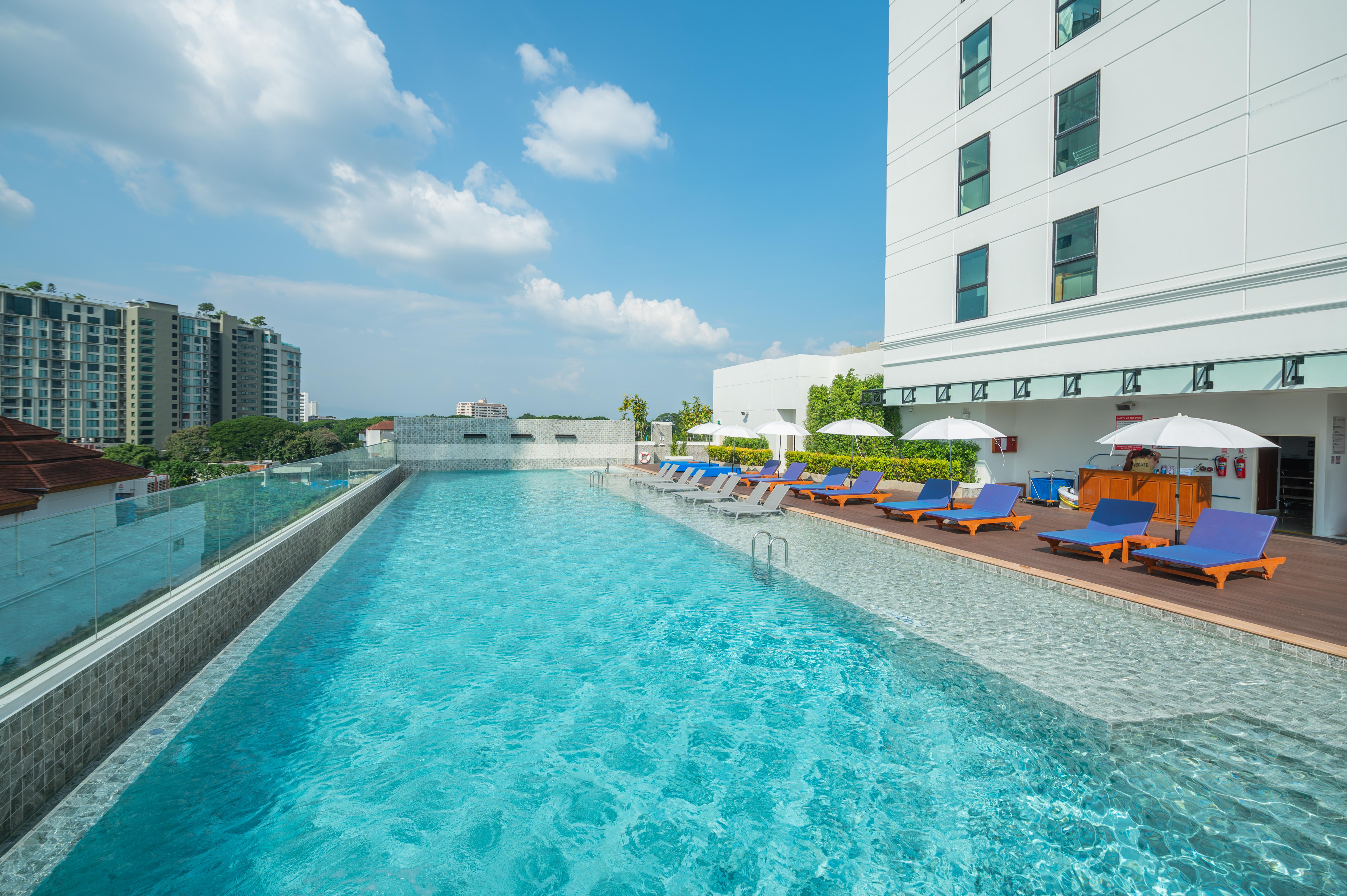 The Empress Premier Chiang Mai - Sha Extra Plus Eksteriør billede The swimming pool at the hotel