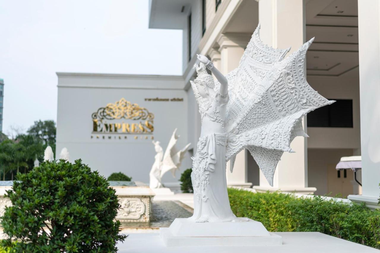The Empress Premier Chiang Mai - Sha Extra Plus Eksteriør billede The statue of King Narai the Great at the Narai Hotel