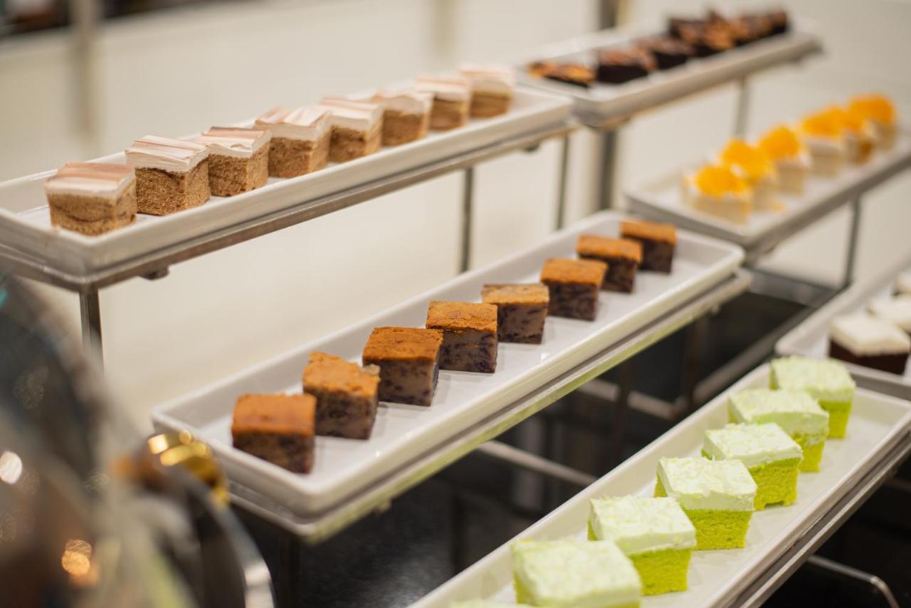The Empress Premier Chiang Mai - Sha Extra Plus Eksteriør billede A selection of petit fours