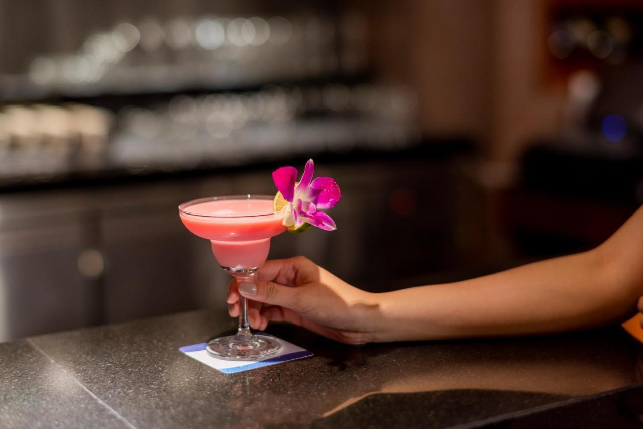The Empress Premier Chiang Mai - Sha Extra Plus Eksteriør billede A cosmopolitan garnished with a lime and an orchid