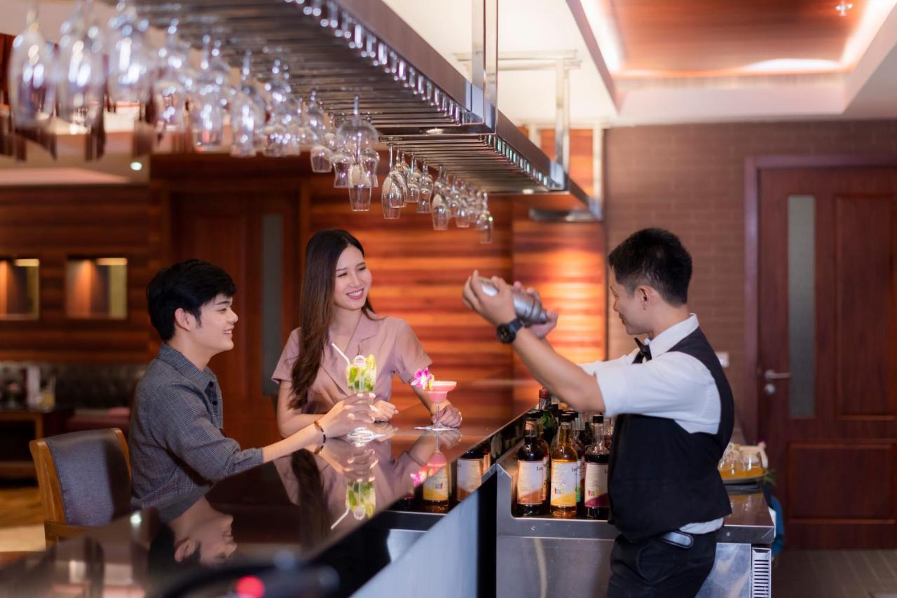 The Empress Premier Chiang Mai - Sha Extra Plus Eksteriør billede A bartender at work
