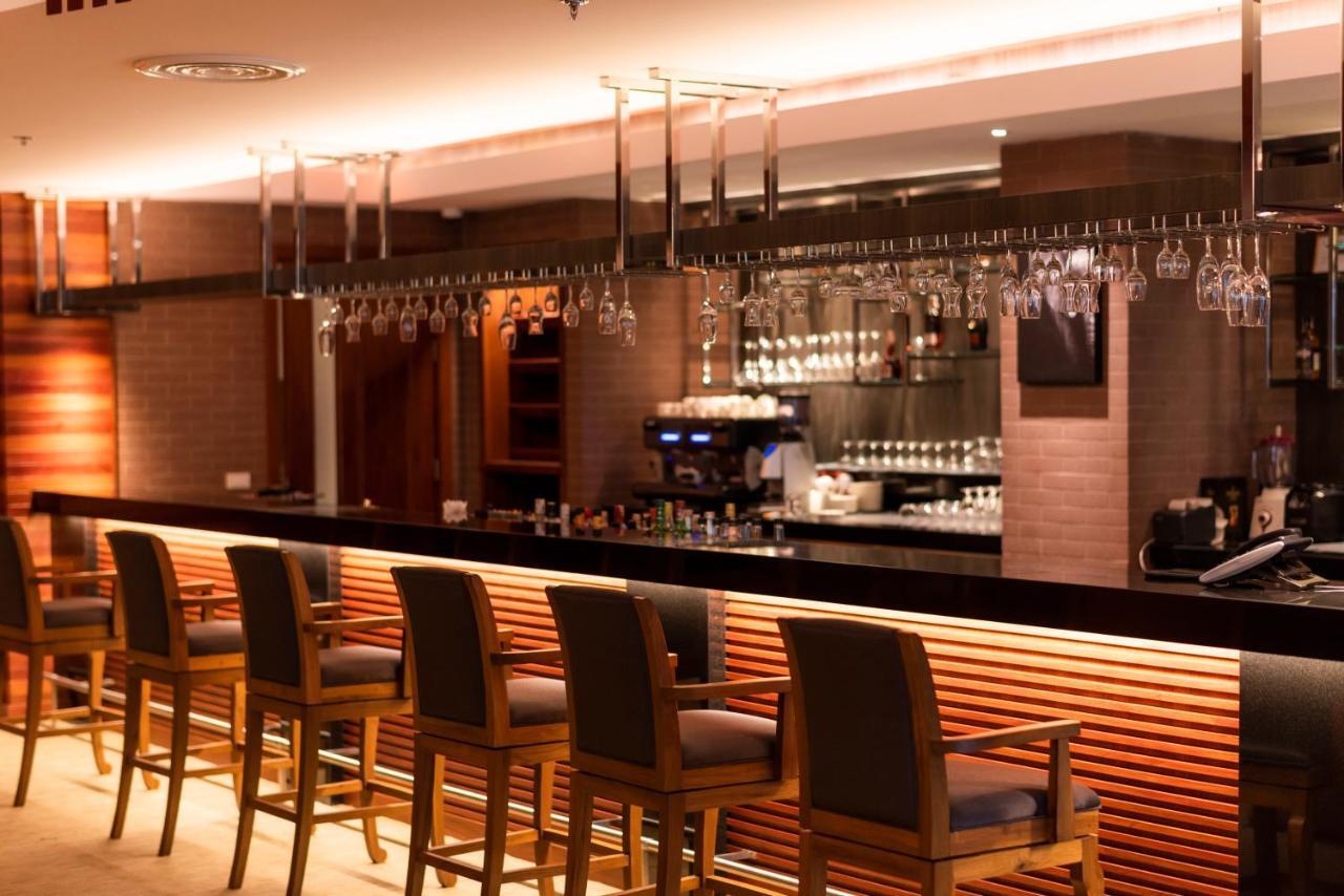 The Empress Premier Chiang Mai - Sha Extra Plus Eksteriør billede A bar at a hotel