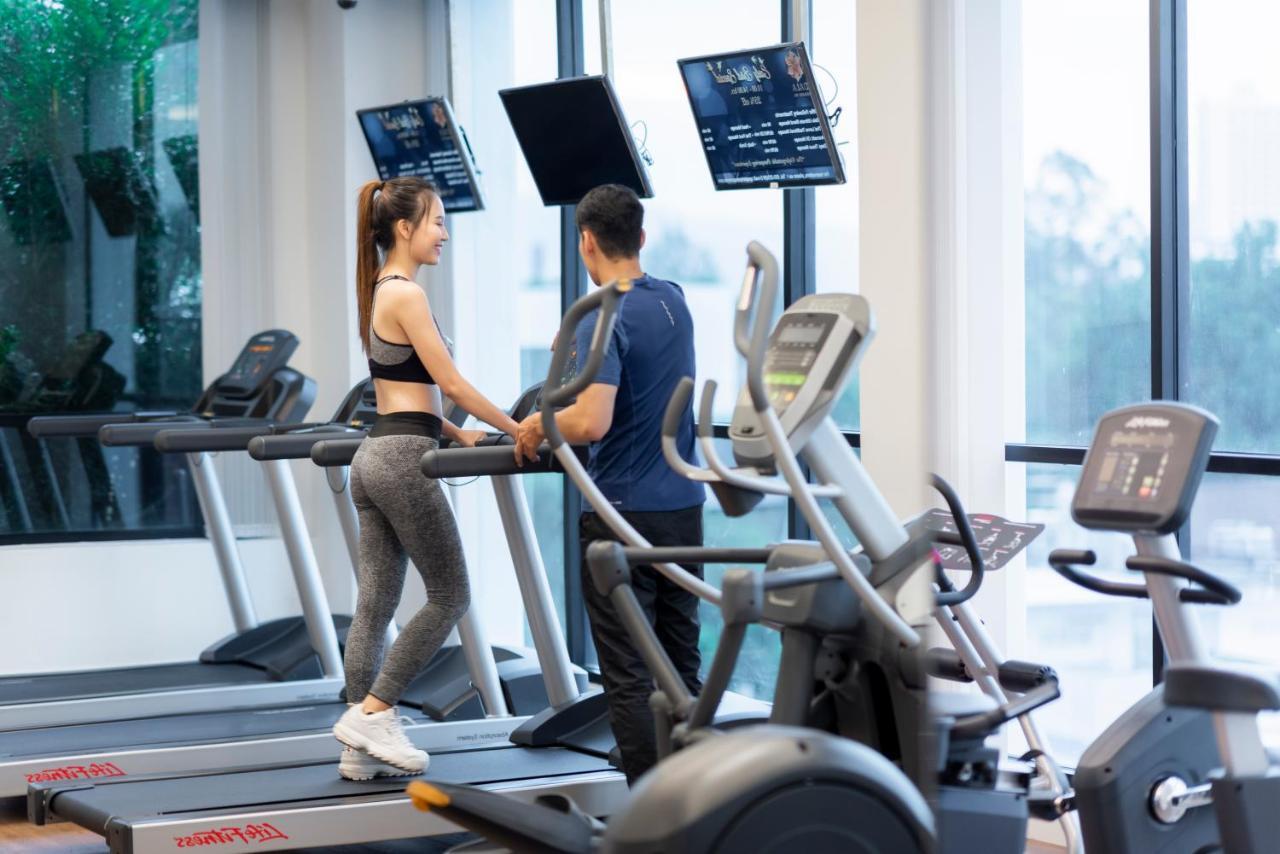 The Empress Premier Chiang Mai - Sha Extra Plus Eksteriør billede A personal trainer with a client