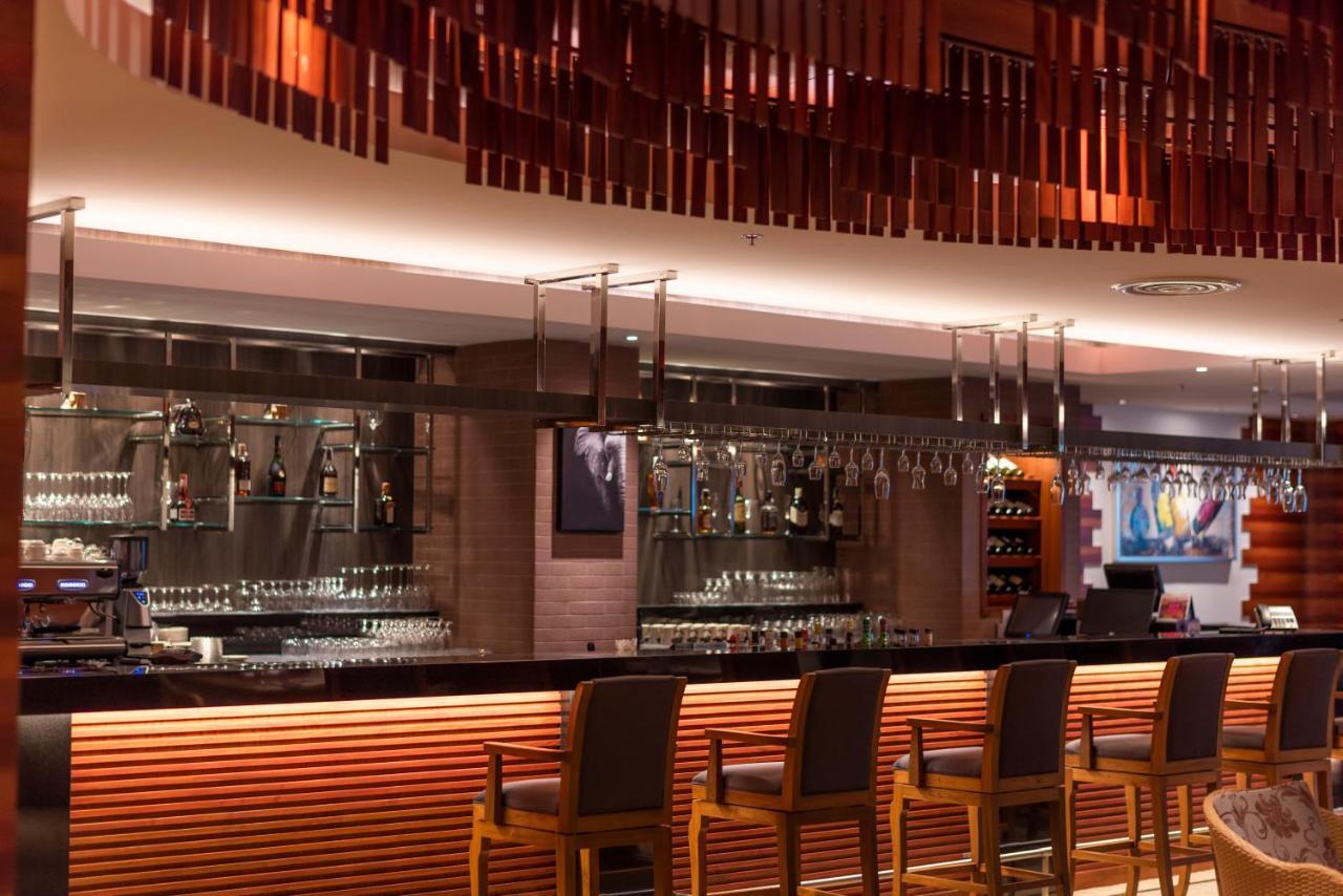 The Empress Premier Chiang Mai - Sha Extra Plus Eksteriør billede The bar at the lobby